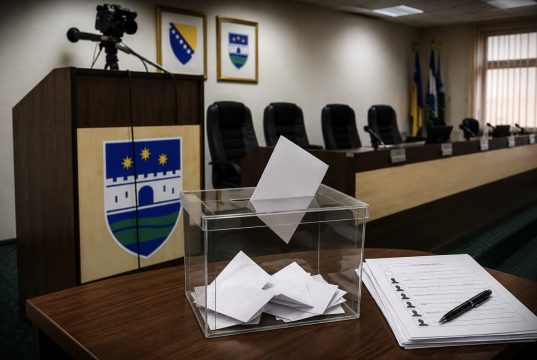 Utrka za 30 mjesta u Skupštini USK: Ko predvodi stranke i ko se ponovo vraća pred birače?