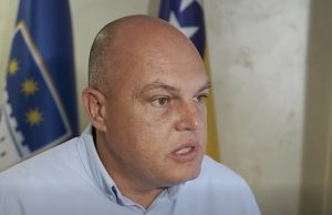 Ružnić o kartici 15.000 KM i službenim vozilima: „Novac je korišten za goste i manifestacije, mi nismo gradske uprave koje službenim autima idu na more“