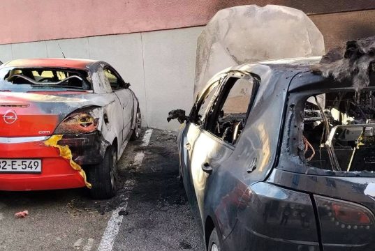 Noćas gorjelo vozilo u ulici Kulina Bana, oštećena još dva automobila i zgrada