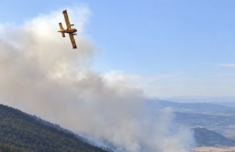 Dva hrvatska kanadera gasila požar na Plješevici: Pet naleta za zaustavljanje širenja vatre