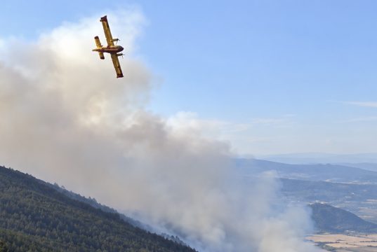 Dva hrvatska kanadera gasila požar na Plješevici: Pet naleta za zaustavljanje širenja vatre